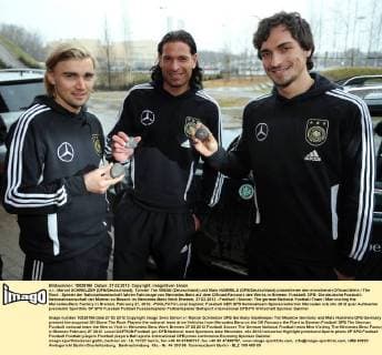 v.l.: Marcel SCHMELZER (DFB Deutschland), Torwart Tim WIESE (Deutschland) und Mats HUMMELS (DFB Deutschland) präsentieren den erworbenen Offroad-Stein The Rock . Spieler der Nationalmannschaft fahren Fahrzeuge von Mercedes-Benz auf dem Offroad-Parcours des Werks in Bremen: Fussball: DFB: Die deutsche Fussball- Nationalmannschaft der Männer zu Besuch im Mercedes-Benz Werk Bremen, 27.02.2012 - Football Soccer: The german National Football-Team Men visiting the Mercedes-Benz Factory in Bremen, February 27, 2012. -POOLFOTO Local Caption