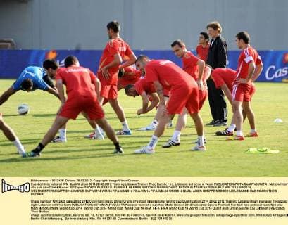 Fussball International WM Qualifikation 2014 28.02.2012 Training Libanon Trainer Theo Buecker (re, Libanon) mit seinem Team 