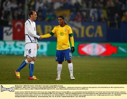 FUSSBALL - BRA vs BIH, Testspiel ST.GALLEN,SCHWEIZ,28.FEB.12 - FUSSBALL - Länderspiel, Brasilien vs Bosnien Herzegowina, Freundschaftsspiel. Bild zeigt Ronaldinho (BRA) und Elvir Rahimic (BIH). 