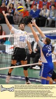 Links Joao JOSE (VfB Friedrichshafen), rechts Nikolay APALIKOV (Zenit Kazan RUS) Volleyball, 2012 CEV Volleyball, Viertelfinale, 28.02.2012