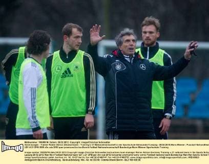 Anweisungen - Trainer Rainer Adrion (Deutschland) - Training U 21 Nationalmannschaft in der Sportschule Abtnaundorf Leipzig - 28.02.2012,Mann,Männer