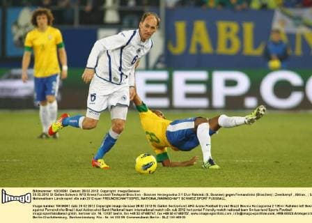 28.02.2012 St Gallen Schweiz AFG Arena Fussball Testspiel Brasilien - Bosnien Herzegowina 2:1 Elvir Rahimic (li, Bosnien) gegen Fernandinho (Brasilien) ; Zweikampf , Aktion , 