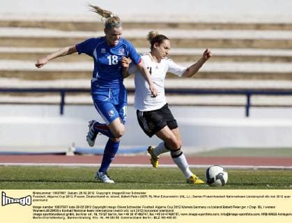 Fussball, Algarve Cup 2012, Frauen, Deutschland vs. Island, Babett Peter (GER, R), Mist Edvarsdottir (ISL, L)