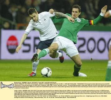 Mathieu DEBUCHY, Nr.2 FRA im Zweikampf , Aktion um den Ball gegen Miroslav KLOSE, 11 DFB DEUTSCHLAND - FRANKREICH Deutsche Fussball Nationalmannschaft DFB Länderspiel, Freundschaftsspiel am 29.02.2012 in Bremen, GER, FRA, France, Germany, Soccer