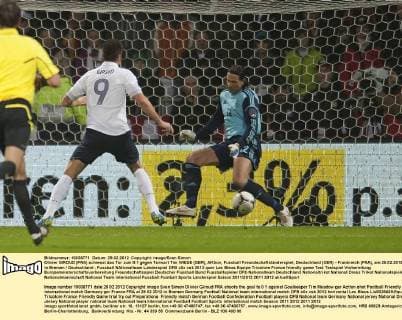 Olivier GIROUD (FRA) schiesst das Tor zum 0:1 gegen Torwart Tim WIESE (GER), AKtion, Fussball Freundschaftsländerspiel, Deutschland (GER) - Frankreich (FRA), am 29.02.2012 in Bremen Deutschland