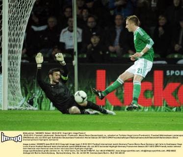 29-02-2012, Fussball Länderspiel, Deutschland - Frankreich, Marco Reus (Deutschland), re., scheitert an Torhüter Hugo Lloris (Frankreich)