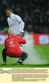 Fussball international Saison 2011 2012 Freundschaftsspiel Deutschland - Frankreich Franck RIBERY (FRA) wird nach einem Zusammenprall mit Eisspray behandelt. motivio1