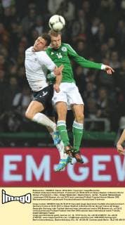 Fußball Länderspiel Deutschland - Frankreich am 29.02.2012 im Weser-Stadion in Bremen Olivier Giroud ( Frankreich ), links - Holger Badstuber ( Deutschland ), rechts
