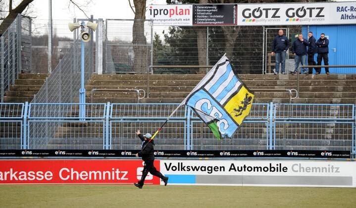 Fussball, Herren, Saison 2011 2012, 3. Liga (27. Spieltag), Chemnitzer FC - FC Carl Zeiss Jena 1:1, im Bild: ein Fan des Chemnitzer FC rennt mit Fahne durchs Stadion, 25.02. 2012,
