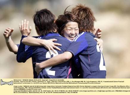 Fussball, Algarve Cup 2012, Frauen, Dänemark vs. Japan, Jubel bei Yukari Kinga (JPN, L), Aya Miyama (JPN, M), Yuika Sugasawa (JPN, R)