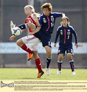 Fussball, Algarve Cup 2012, Frauen, Dänemark vs. Japan, Pemille M. Harder (DEN, L), Asuna Tanaka (JPN, R)