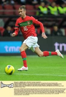 FUSSBALL INTERNATIONAL Freundschaftsspiel 29.02.2012 Polen - Portugal Raul Meireles (Portugal) am Ball 