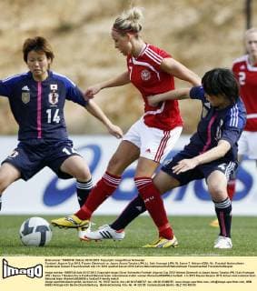Fussball, Algarve Cup 2012, Frauen, Dänemark vs. Japan, Asuna Tanaka (JPN, L), Saki Kumagai (JPN, R), Sanne T. Nielsen (DEN, M)