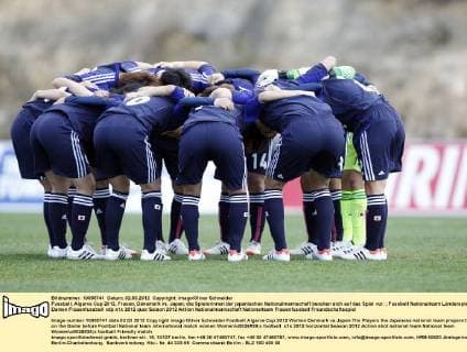 Fussball, Algarve Cup 2012, Frauen, Dänemark vs. Japan, die Spielerinnen der japanischen Nationalmannschaft bereiten sich auf das Spiel vor.