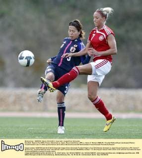 Fussball, Algarve Cup 2012, Frauen, Dänemark vs. Japan, Azusa Iwashimizu (JPN, L), Sanne T. Nielsen (DEN, R)