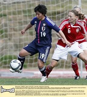 Fussball, Algarve Cup 2012, Frauen, Dänemark vs. Japan, Megumi Takase (JPN, L), Mariann Gajhede Knudsen (DEN, R)