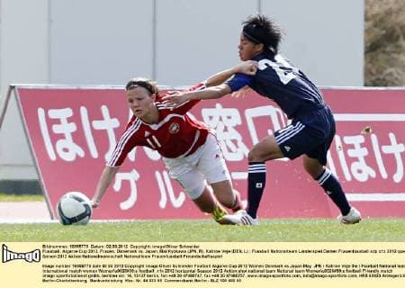 Fussball, Algarve Cup 2012, Frauen, Dänemark vs. Japan, Mai Kyokawa (JPN, R), Katrine Veje (DEN, L)