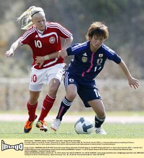 Fussball, Algarve Cup 2012, Frauen, Dänemark vs. Japan, Asuna Tanaka (JPN, R), Pemille M. Harder (DEN, L)