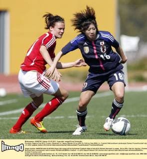 Fussball, Algarve Cup 2012, Frauen, Dänemark vs. Japan, Nanase Kiryu (JPN, R), Katrine Veje (DEN, L)