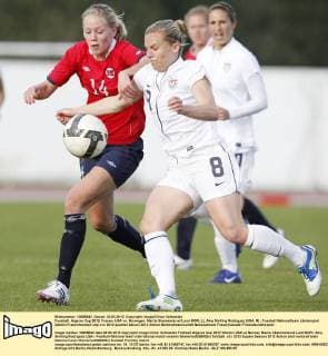 Fussball, Algarve Cup 2012, Frauen, USA vs. Norwegen, Marita Skammelsrud Lund (NOR, L), Amy Shilling Rodriguez (USA, R)