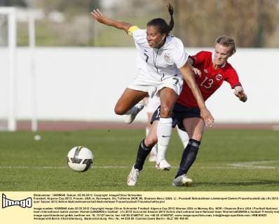 Fussball, Algarve Cup 2012, Frauen, USA vs. Norwegen, Gry Tofteims (NOR, R), Shannon Boxx (USA, L)