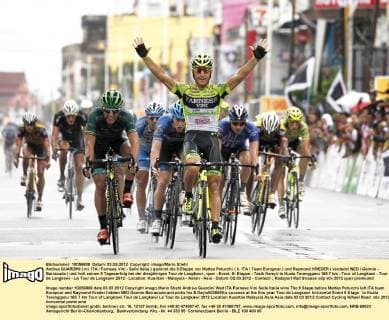 Andrea GUARDINI ( mi. ITA Farnese Vini - Selle Italia ) gewinnt die 9.Etappe vor Matteo Pelucchi ( li. ITA Team Europcar ) und Raymond KREDER ( verdeckt NED Garmin - Barracuda ) und holt seinen 5 Tageserfolg bei der diesjährigen Tour de Langkawi - quer - Event: 9. Etappe - Tasik Kenyir to Kuala Terengganu 165.7 km - Tour of Langkawi - Tour de Langkawi - Le Tour de Langkawi 2012 - Location: Kuantan - Malaysia - Asien - Asia - Datum: 03.03.2012 - Contact