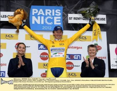 Etappensieger Gustav Larsson ( SWE ) im gelben Trikot - Vacansoleil Podium CYCLISME : Paris - Nice - 04 03 2012 xPhotoxNewsx 