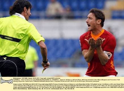 FUSSBALL - Serie A, Roma vs Lazio ROM,ITALIEN,04.MAR.12 - FUSSBALL - Serie A, AS Rom vs SS Lazio Rom. Bild zeigt Schiedsrichter Mauro Bergonzi und Francesco Totti (Roma). Keywords: Gelbe Karte. 