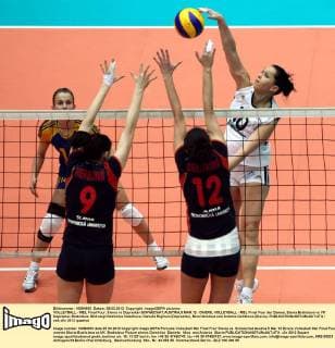 VOLLEYBALL - MEL Final Four, Slavia vs Doprastav SCHWECHAT,AUSTRIA,5.MAR.12 - DIVERS, VOLLEYBALL - MEL Final Four der Damen, Slavia Bratislava vs VK Doprastav Bratislava. Bild zeigt Dominika Valachova, Daniela Rojkova (Doprastav), Nina Herelova und Antonia Golitkova (Slavia). 