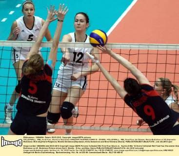 VOLLEYBALL - MEL Final Four, Slavia vs Doprastav HWECHAT,AUSTRIA,5.MAR.12 - DIVERS, VOLLEYBALL - MEL Final Four der Damen, Slavia Bratislava vs VK Doprastav Bratislava. Bild zeigt Karin Palgutova, Monika Smitalova (Doprastav), Erika Salanciova und Nina Herelova (Slavia). 
