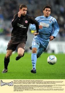 Fussball 2. Bundesliga: Saison 2011 2012, 24. Spieltag TSV 1860 München - FC St. Pauli 05.03.2012 Moritz Volz (li, FC St. Pauli) gegen Kevin Volland (1860 München) 