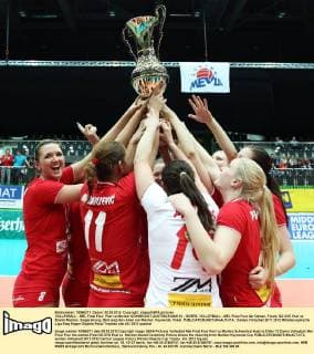 VOLLEYBALL - MEL Final Four, Post vs Maribor SCHWECHAT,AUSTRIA,5.MAR.12 - DIVERS, VOLLEYBALL - MEL Final Four der Damen, Finale, SG SVS Post vs Branik Maribor, Siegerehrung. Bild zeigt den Jubel von Maribor. Keywords: Pokal. 