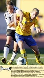Fussball, Algarve Cup 2012, Frauen, Schweden vs. Deutschland, Babett Peter (GER, L), Annica Svensson (SWE, R)