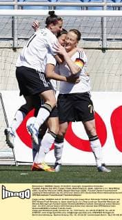 Fussball, Algarve Cup 2012, Frauen, Finale, Deutschland vs. Japan, Jubel bei v.l.n.r. Anja Mittag (GER), Dzsenifer Marozsan (GER), Melanie Behringer (GER)