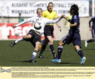 Fussball, Algarve Cup 2012, Frauen, Finale, Deutschland vs. Japan, Viola Odebrecht (GER, L), Yuki Nagasato (JPN, R)