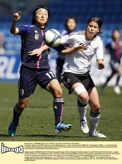 Fussball, Algarve Cup 2012, Frauen, Finale, Deutschland vs. Japan, Annike Krahn (GER, R), Yuki Nagasato (JPN, L)
