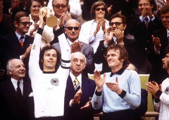 Die BR Deutschland ist Weltmeister 1974 - L-R - Bundespräsident Walter Scheel, Kapitän Franz Beckenbauer, DFB Präsident Dr. Hermann Gösmann, Torwart Sepp Maier und Paul Breitner (alle BRD)