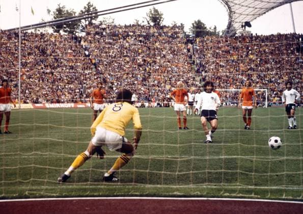 WM Finale in München - BR Deutschland - Niederlande 2:1 - Paul Breitner (BRD) erzielt per Elfmeter das Tor zum 1:1 gegen Torwart Jan Jongbloed (Niederlande), beobachtet von v.re.: Gerd Müller (BRD), Johan Neeskens, Wim Rijsbergen und Johan Cruyff (alle NED)