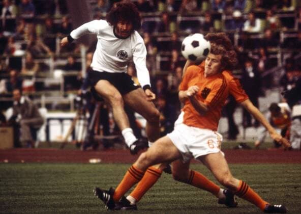 WM Finale in München - BR Deutschland - Niederlande 2:1 - Paul Breitner (BRD, li.) gegen Wim Jansen (Niederlande)