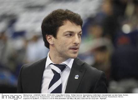 Mithat Demirel, Sportdirektor ALBA Berlin, konzentriert vor dem Spiel, Porträt, Portrait, Anspannung, Konzentration, quer ALBA Berlin vs Eisbären Bremerhaven, BBL, Beko Basketball-Bundesliga, Deutschland, Herren, Ergebnis 83:82 Berlin, 3.3.2012 O 2 world Halle