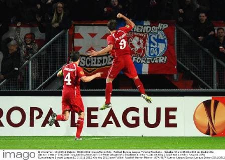 Fußball Europa League Twente Enschede - Schalke 04 am 08.03.2012 im Stadion De Grolsch Veste in Enschede Torjubel Enschede zum 1:0 Peter Wisgerhof ( Enschede ), links - Luuk de Jong ( Enschede ), rechts