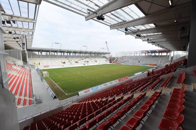 Fußball, Stadiongeschichte Kickers Offenbach Offenbach, Deutschland 10. März 2012: 3. Bundesliga 11 12 - KIckers Offenbach vs. VfL Osnabrück. Sparda-Bank-Hessen-Stadion in Offenbach. Foto: osnapix