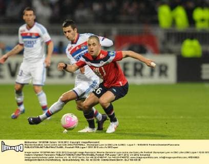Maxime Gonalons (lyon) contre Joe Cole (lille) FOOTBALL : Olympique Lyon vs OSC Lille (LOSC) - Ligue 1 - 10 03 2012 FredericChambert Panoramic 