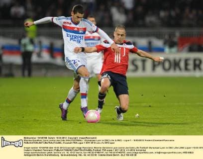 Maxime Gonalons (lyon) contre Joe Cole (lille) FOOTBALL : Olympique Lyon vs OSC Lille (LOSC) - Ligue 1 - 10 03 2012 FredericChambert Panoramic 
