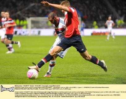 Lisandro Lopez (lyon) contre Lucas Digne (lille) FOOTBALL : Olympique Lyon vs OSC Lille (LOSC) - Ligue 1 - 10 03 2012 FredericChambert Panoramic 