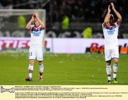 La joie de Anthony Reveillere et Cris (lyon) FOOTBALL : Olympique Lyon vs OSC Lille (LOSC) - Ligue 1 - 10 03 2012 FredericChambert Panoramic 