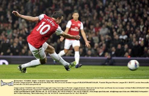 Premier League Arsenal v Newcastle United Robin Van Persie scores Arsenal 1st goal 