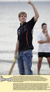 Sebastian VETTEL (GER),Red Bull Racing,übt sich beim Cricket,anlässlich eines Sponorentermins,Pressetermin,Einzelbild,angeschnittenes Einzelmotiv,Halbfigur,halbe Figur,Jubel,Freude,Begeisterung, Formel 1,GP von Australien,Grand Prix Melbourne,Albert Park,Saison2012,