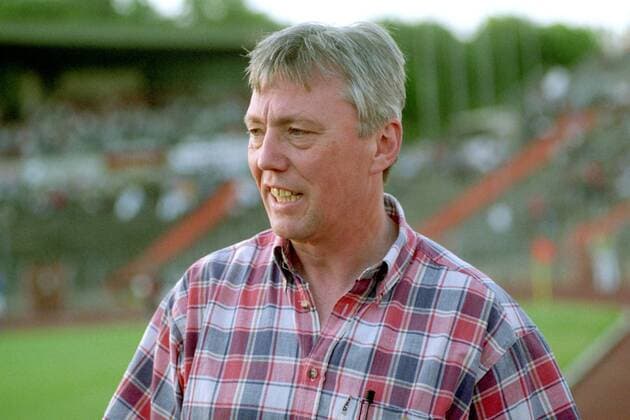 Aus NFV Pokal Endspiel Saison 1997 1998 zwischen Hannover 96 (weiß) gegen den VfL Osnabrück 4:2 n.E. am 13.05.1998 im Niedersachsenstadion. - : VfL OS Trainer Hans-Werner Moors.