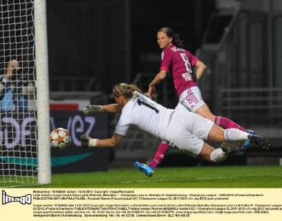 Lotta Schelin (Lyon) contre Stina Lykke Petersen (Bröndby) - - Olympique Lyon vs. Bröndby IF Idraetsforening - Champions League - 14 03 2012 xFredericChambertx 